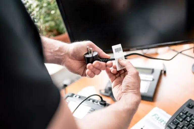 Geprüftes elektrisches Gerät mit Prüfplakette
